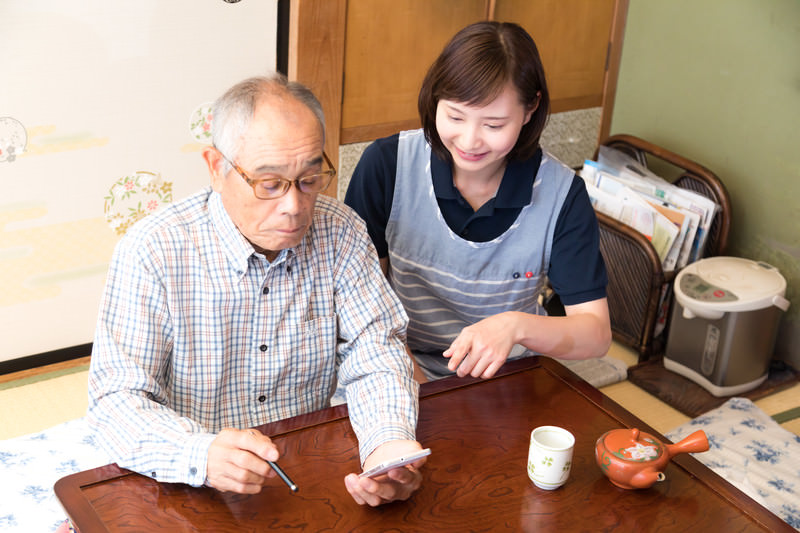 お客様とお部屋を確認する様子