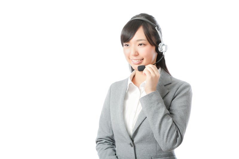 お問い合わせを受け付けるスタッフ