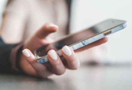 スマートフォンで問い合わせる様子
